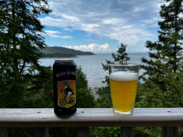 Buzz Bunny 5.7%, Le caveau des trois pistoles, Canada