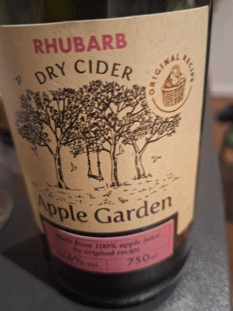 Apple Gardens Rhubarb Dry Cider 6.0%, Browar Amber, Poland