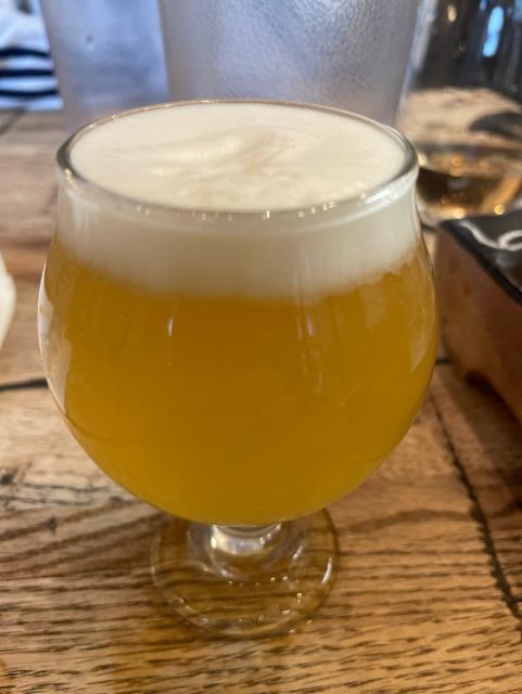 Mount Solomon Hazy Session 5.0%, Folding mountain brewing, Canada