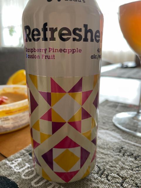 Refresher Raspberry Pineapple Passio Fruit 4.5%, Beau's All Natural Brewing Company, Canada
