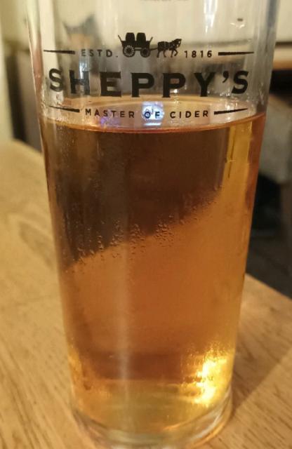 Sheppy's Farmhouse Draught - Medium 6.0%, Sheppy’s Cider Ltd., England