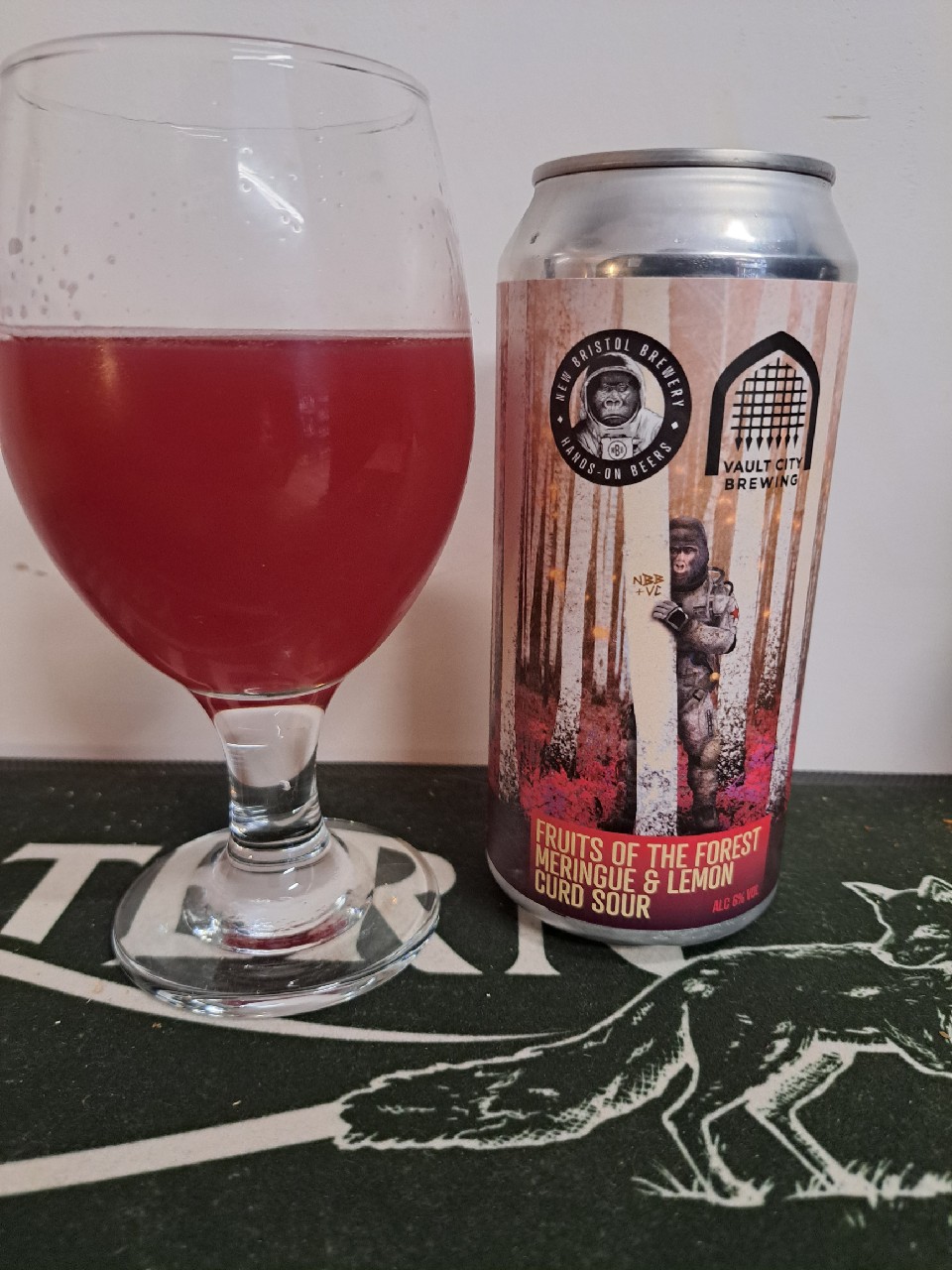 Fruits of the forest meringue and lemon curd sour, England