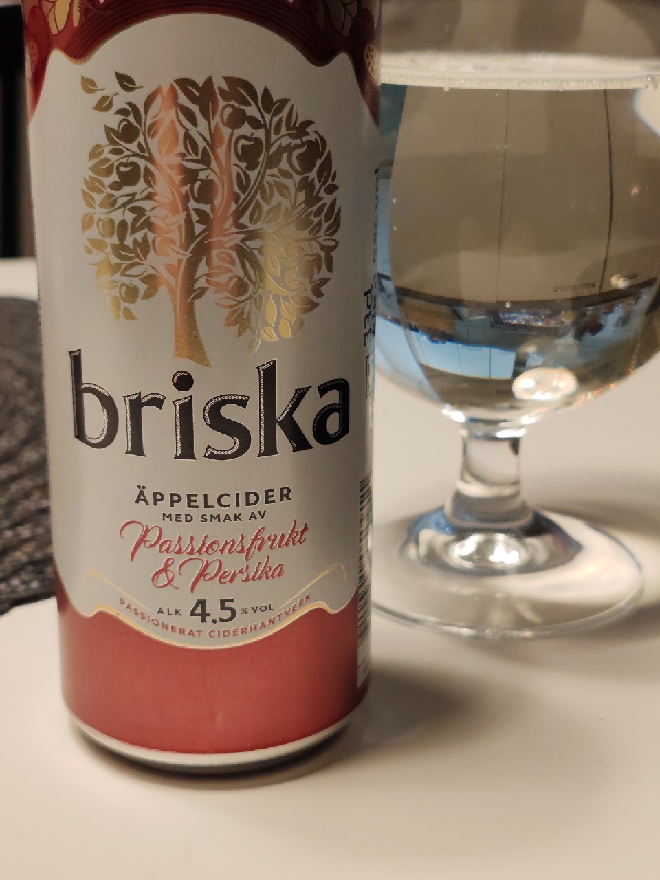 Briska Äppelcider Med Smak Av Passionsfrukt Och Persika, Sweden