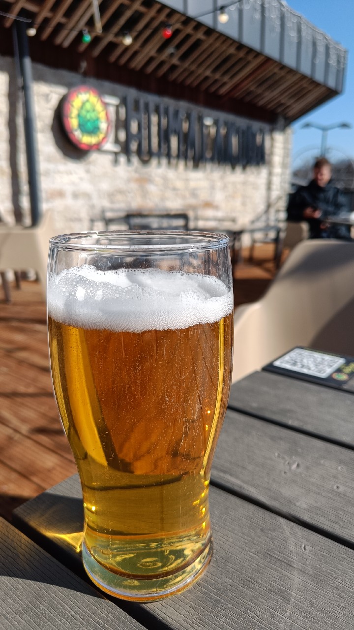 Humalakoda Hele, Estonia