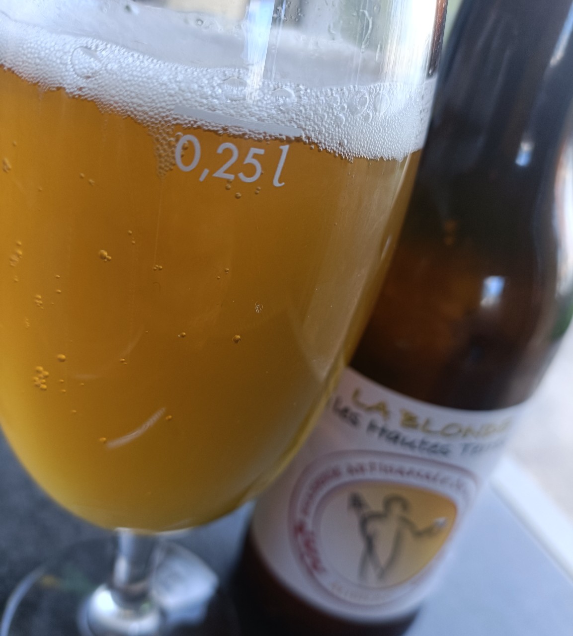 La blonde, brassée sur les hautes terres de l'Aubrac, France