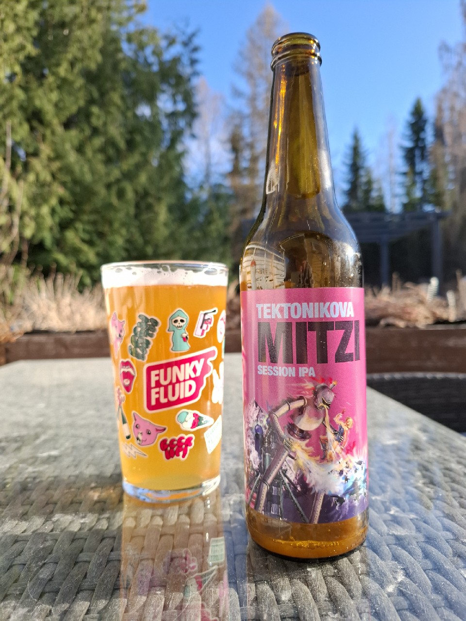 Tektonikova Mitzi, Slovenia