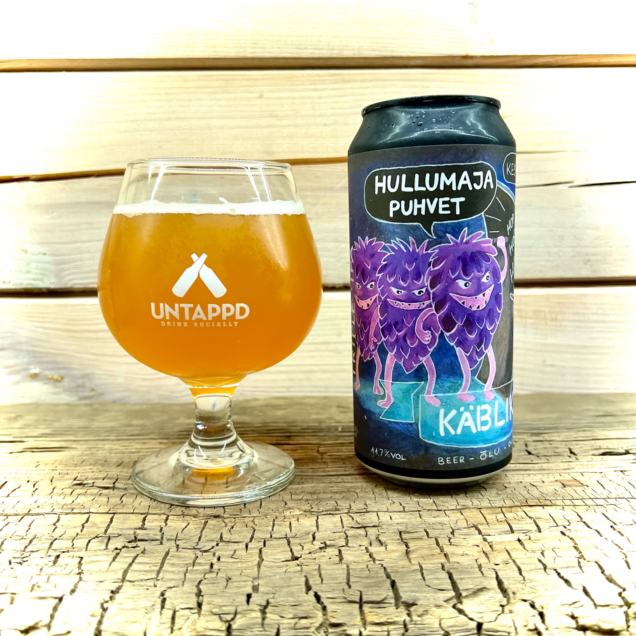 Hullumaja Puhvet, Estonia