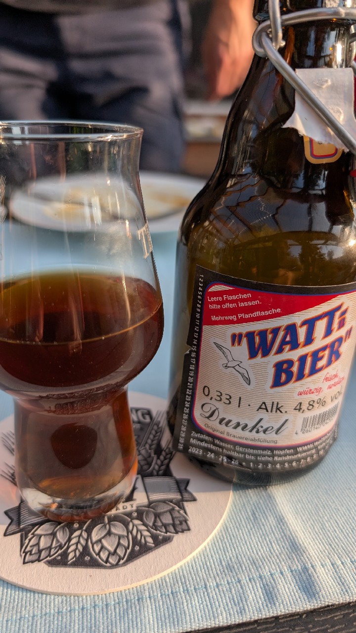 Watt'n Bier Dunkel, Ostfriesische Küstenbrauerei und Brennerei zu Werdum