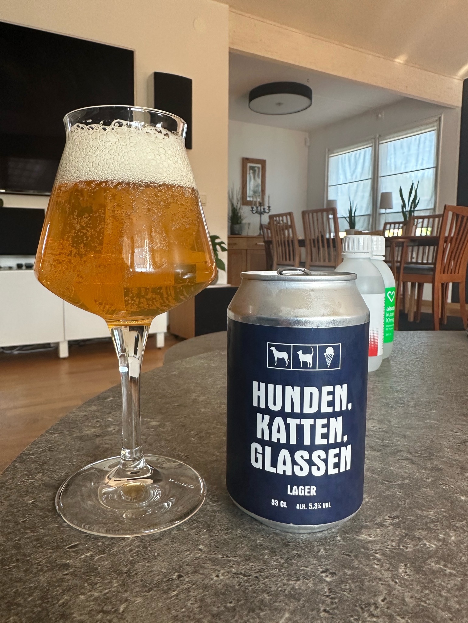 Hunden, katten, glassen, Sweden