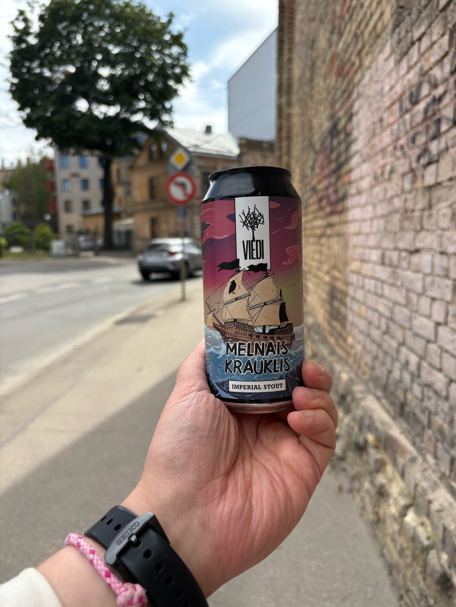 Melnais Krauklis, Viedi