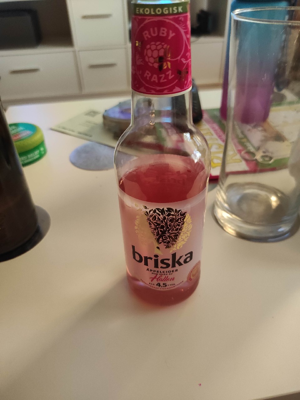 Briska Ruby Razz Hallon, Sweden