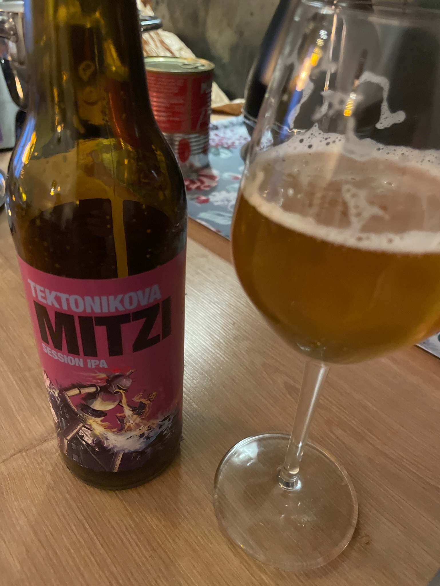 Tektonikova Mitzi, Slovenia