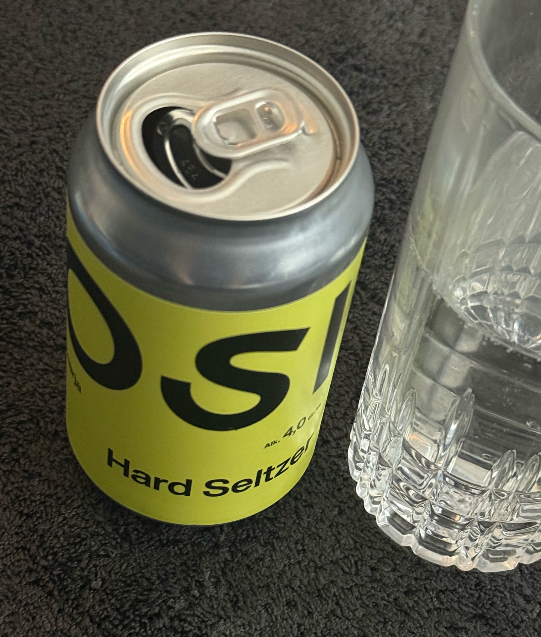 Tosi Hard Seltzer: Sitruuna + Katajanmarja, Ägräs Distillery