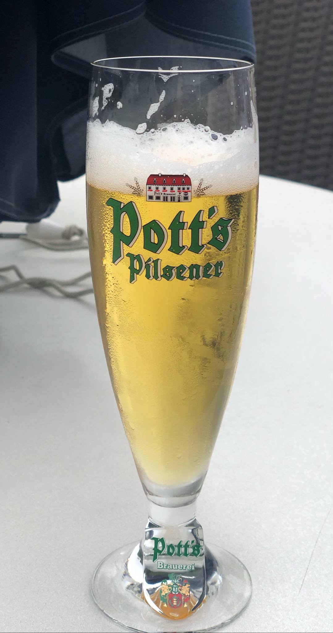 Potts Pilsner, Moon Under Water Brewery