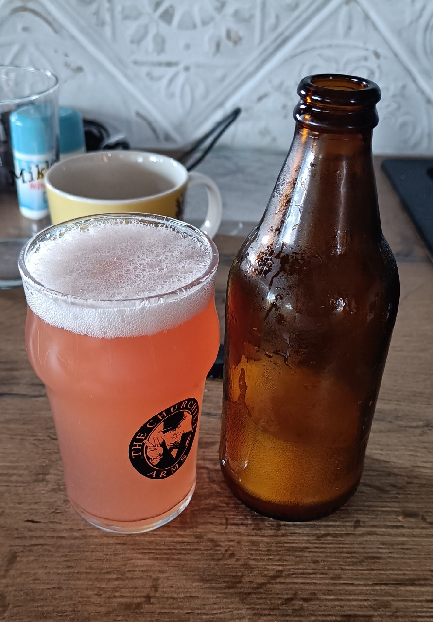 Kuningatar Hillo Sour, Teemun kotipanimo