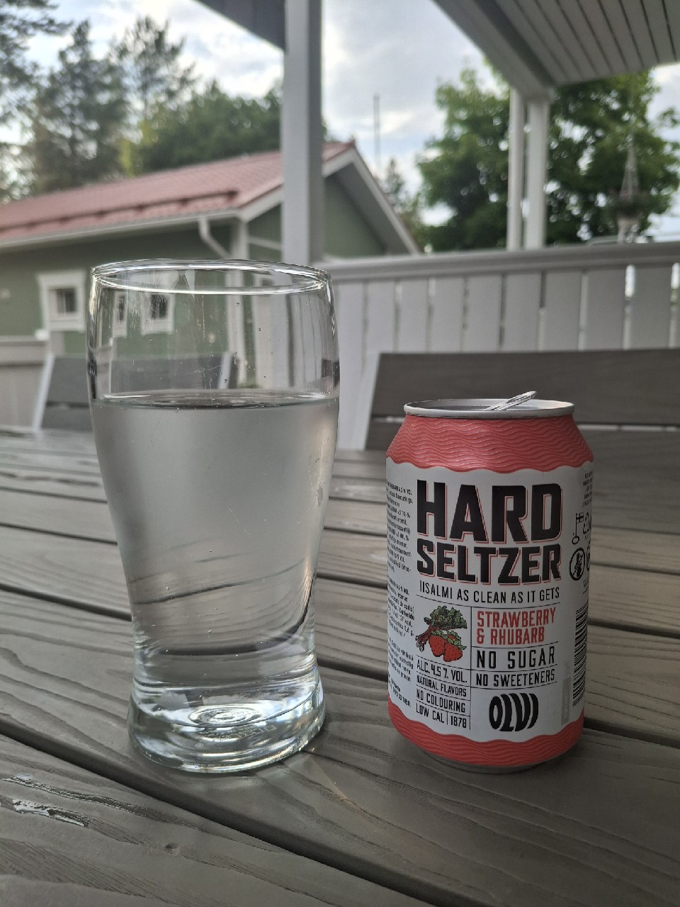 Hard Seltzer Strawberry & Rhubarb, Finland