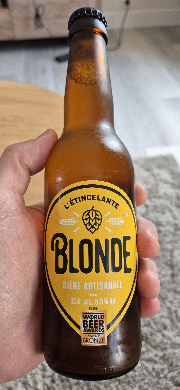 L'Étincelante Blonde, France