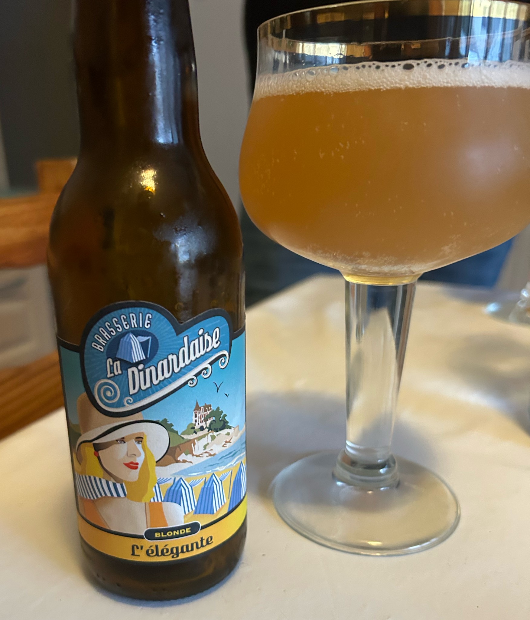 L'Élégante Blonde, France