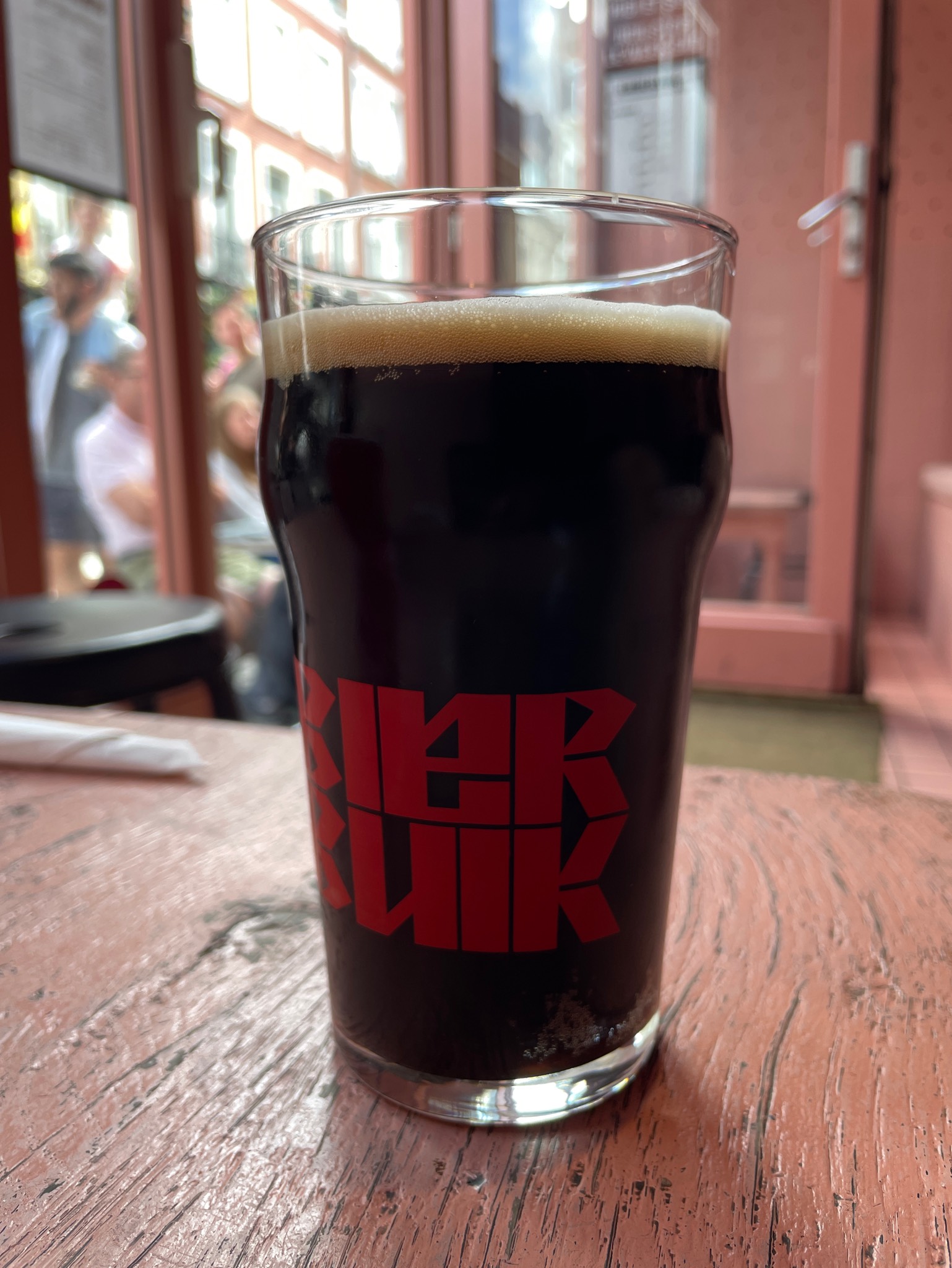 Back to black, Bierbuik