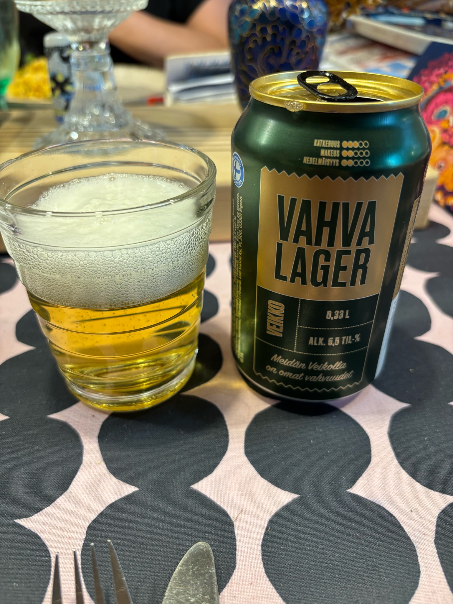 Meidän Veikko Lepää Lagereillaan, Finland