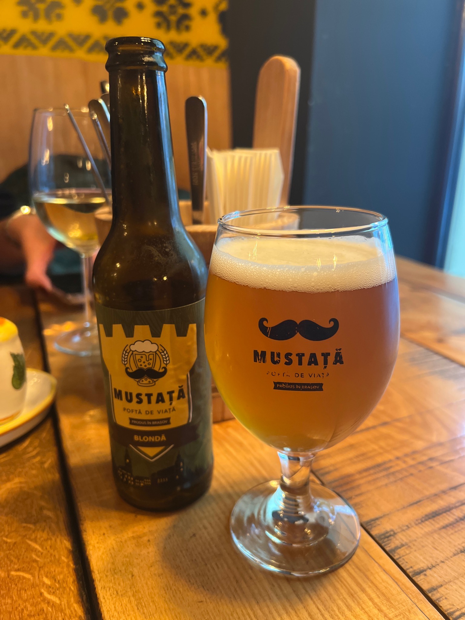 Mustață Blondă, Mustață De Bere