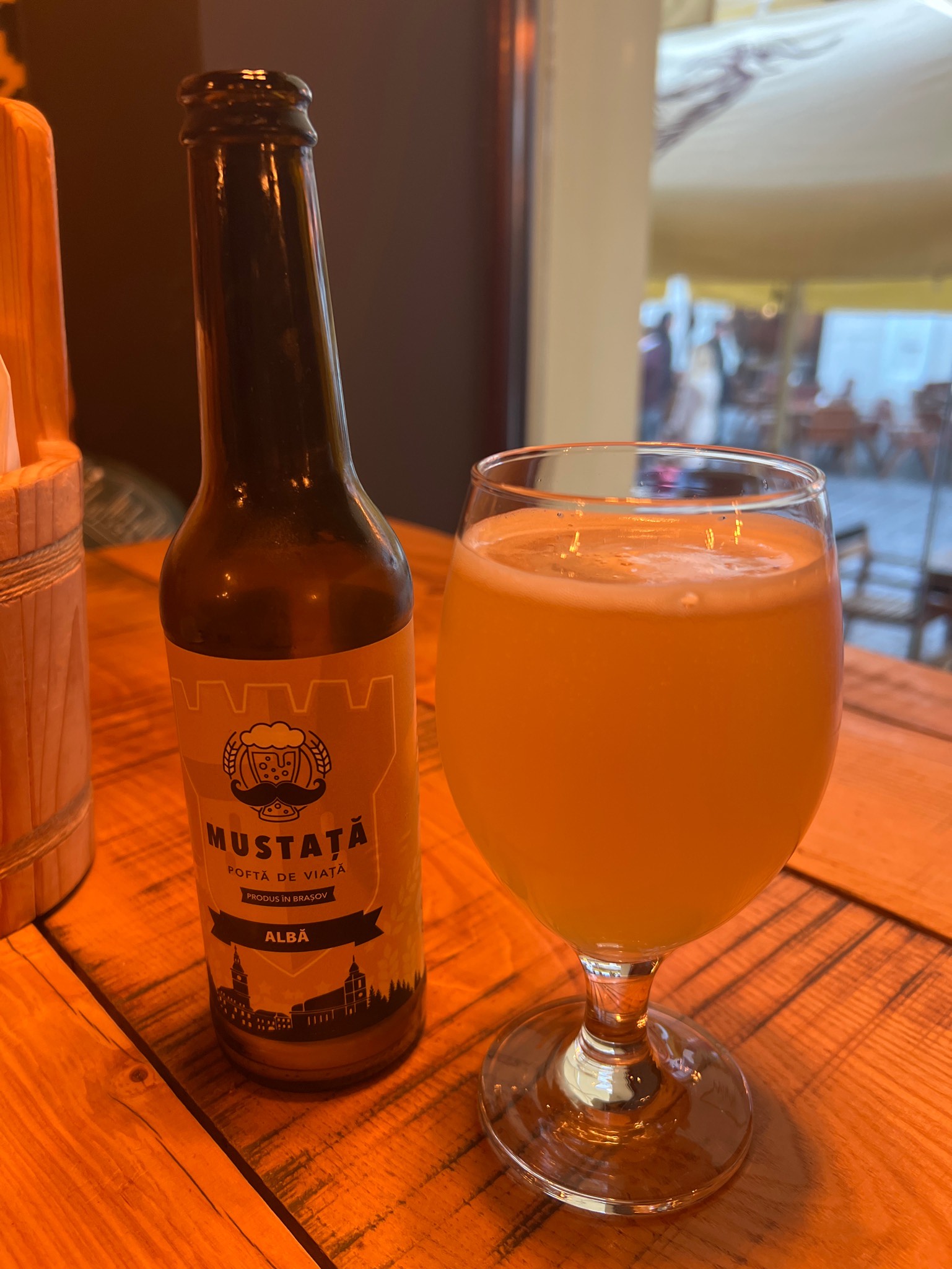 Mustata Alba/Blanche, Mustață De Bere