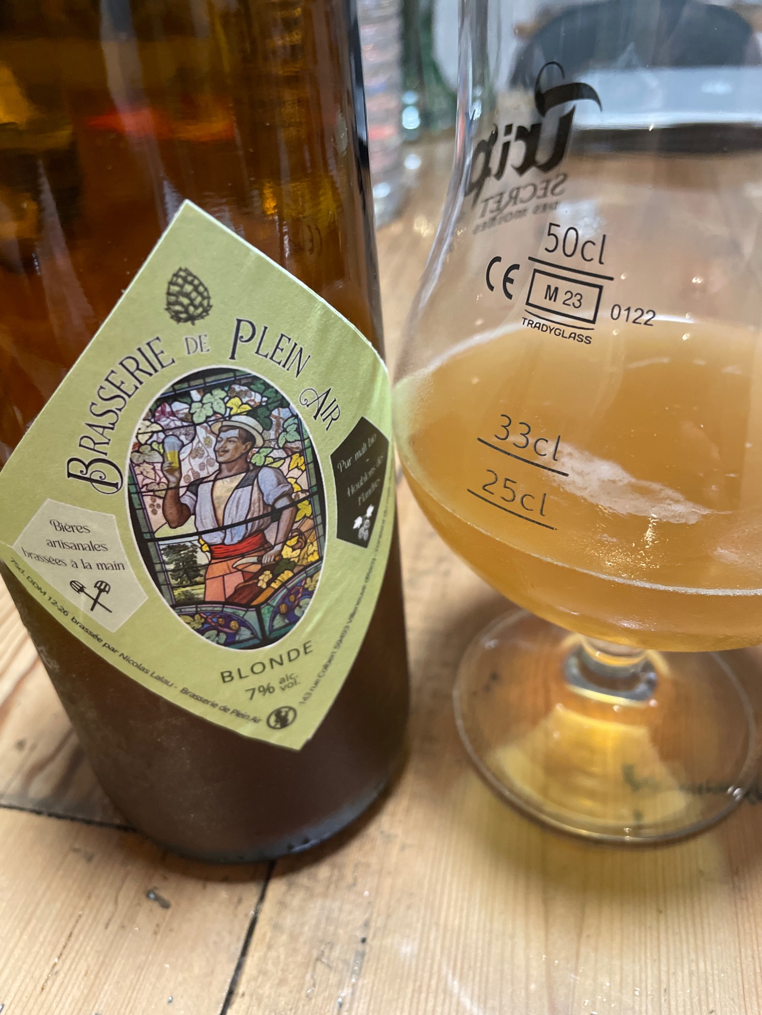 Brasserie de plein air blonde, France