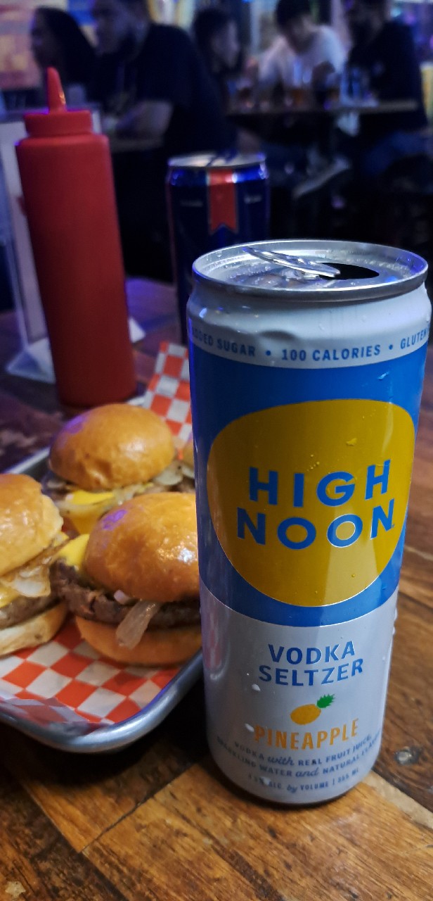 Vodka Seltzer pineapple, High Noon Spirits Company