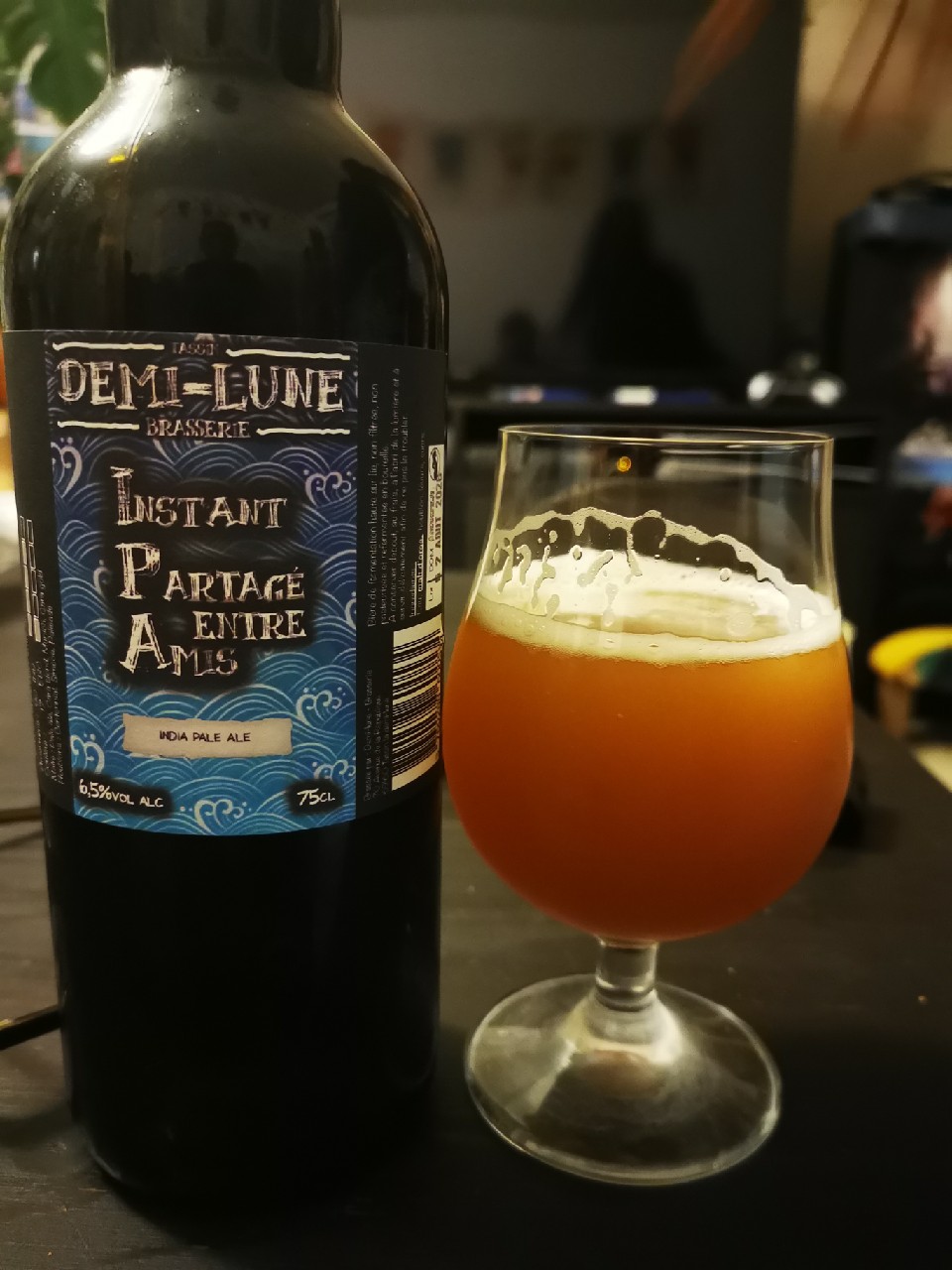 Instant Partagé Entre Amis, Demi-Lune