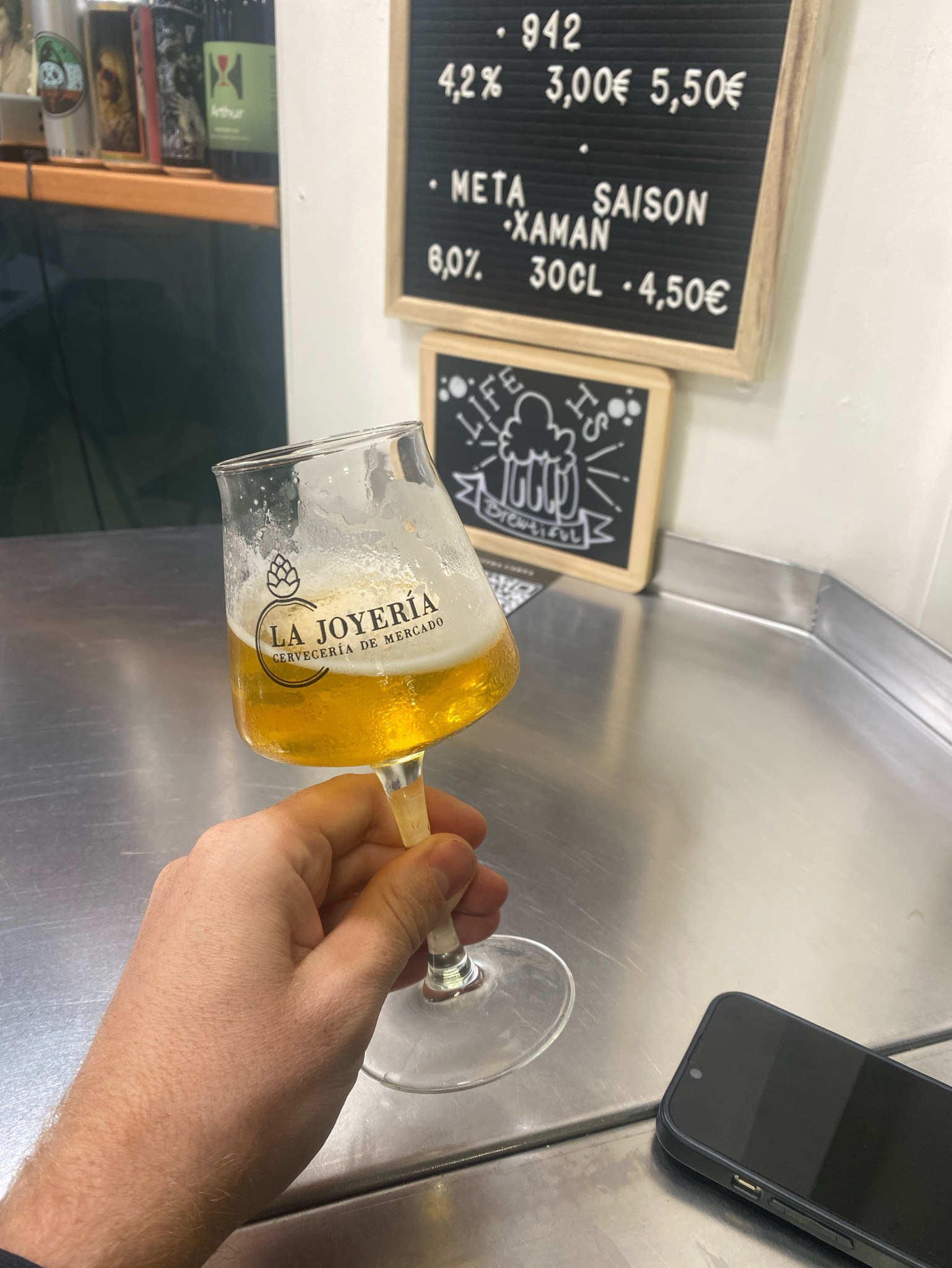 942 Nueve Cuatro Dos, Cerveza DouGall's