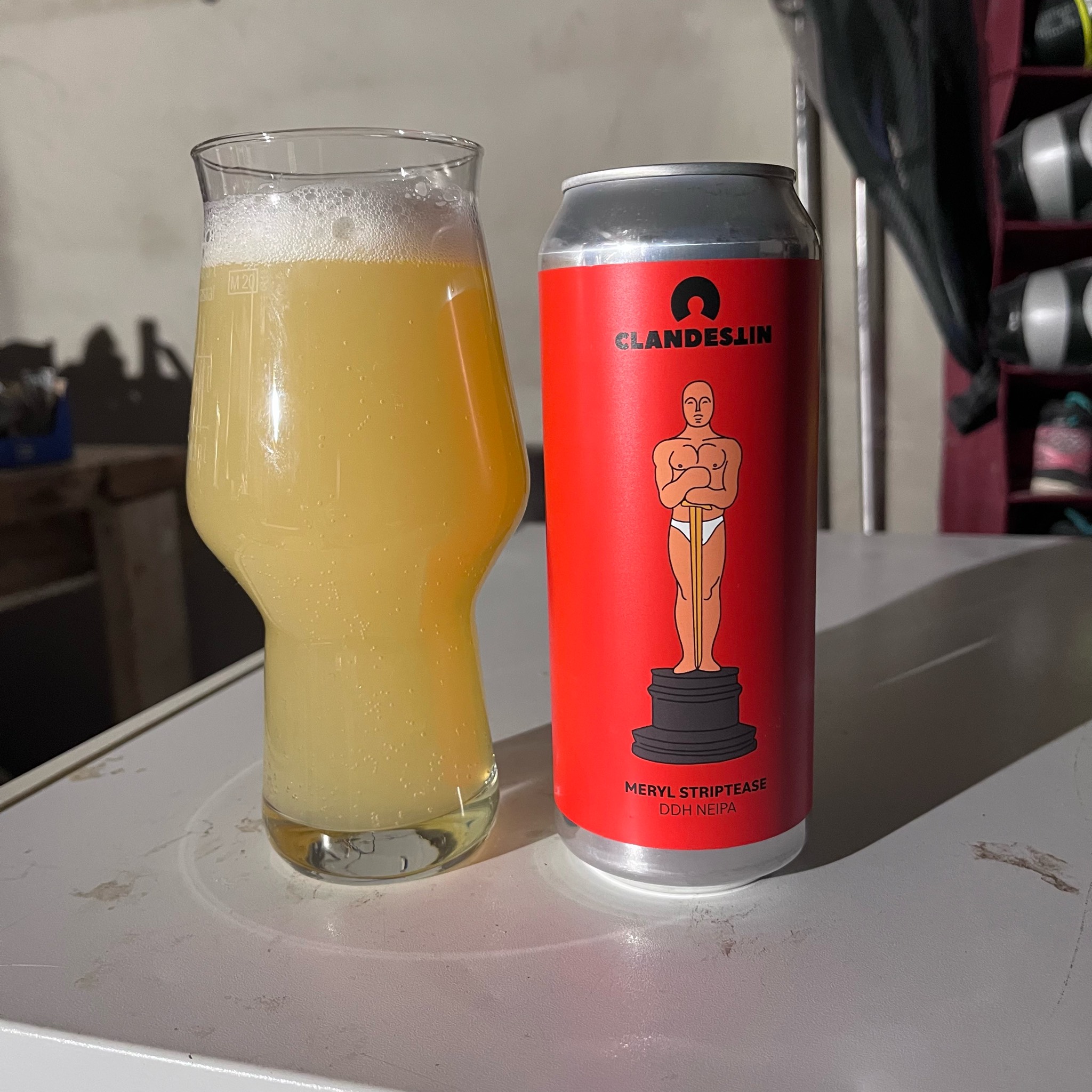 Meryl Striptease, Clandestin Beer