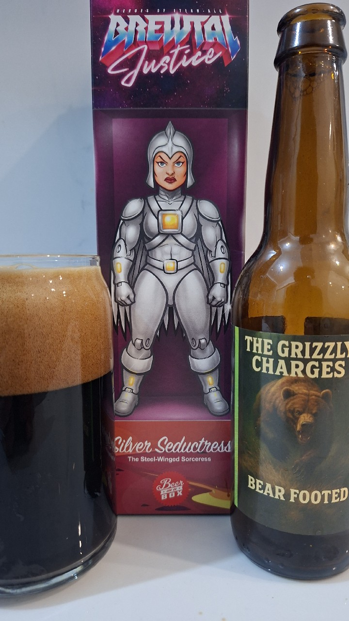 The Grizzly Charges Bear Footed, Goede Kant van het Spoor