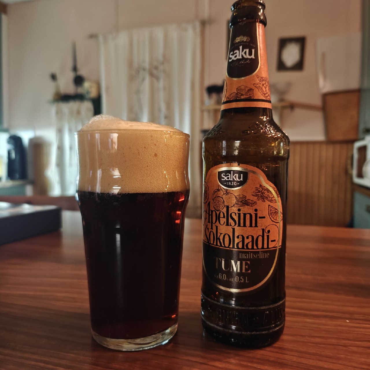 Apelsini-Šokolaadi Tume, Estonia