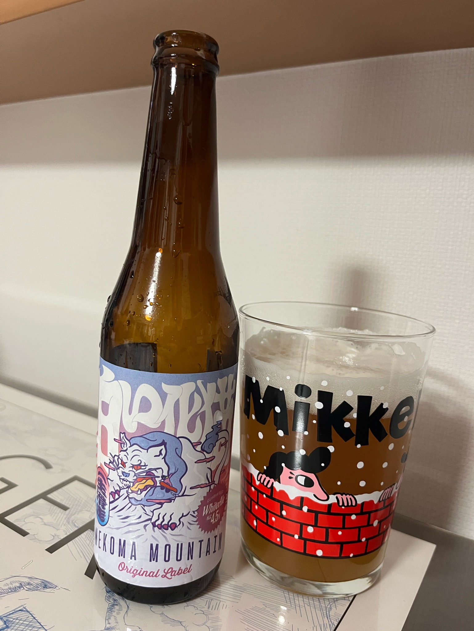 Shiroi Bakeneko, Japan