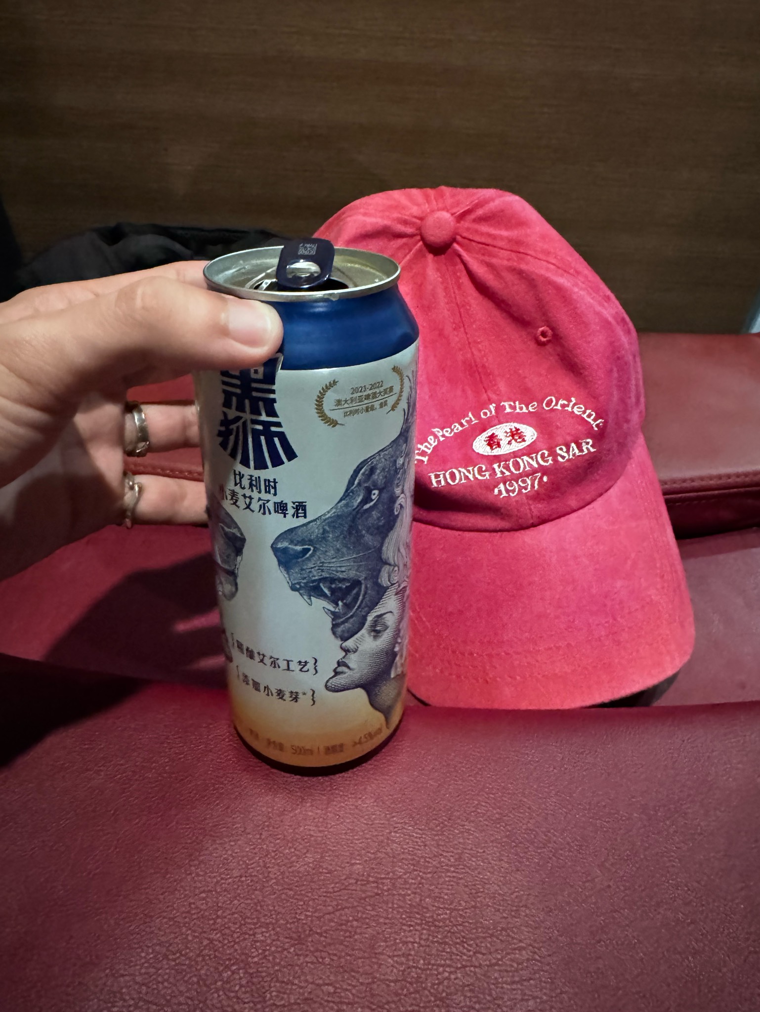 Hēi Shī Bǐlìshí Xiǎomài Ài Ěr Píjiǔ / 黑狮比利时小麦艾尔啤酒, China Resources Snow Breweries (CRB) (SABMiller) / 雪花啤酒