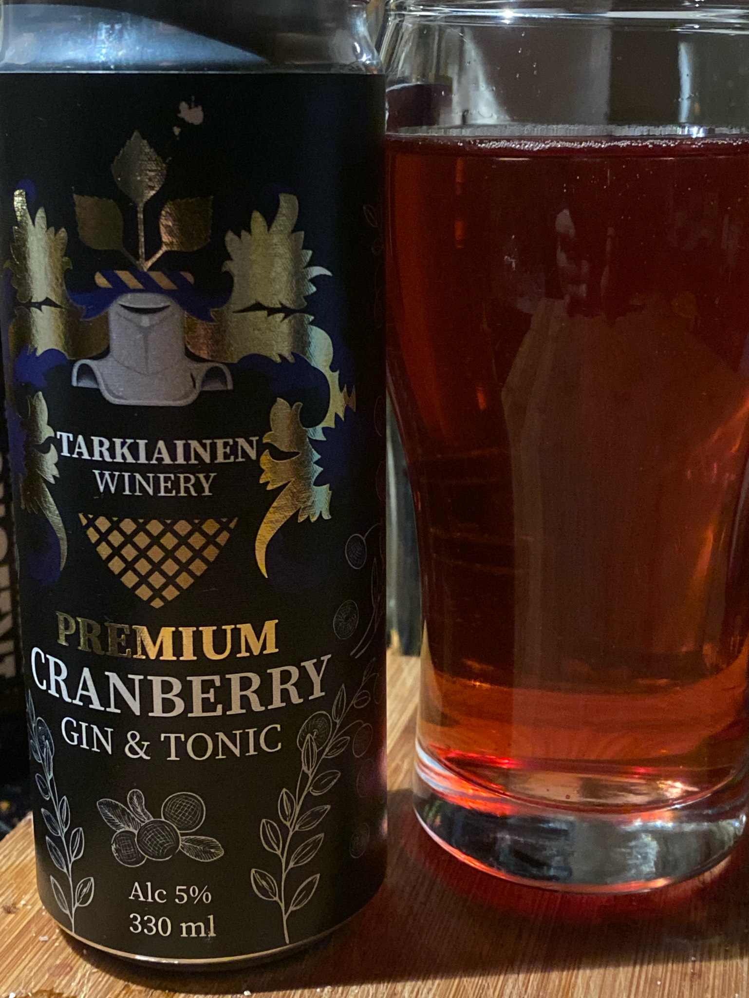 Premium cranberry gin & tonic, Tarkiainen Winery (Mahla Forest)