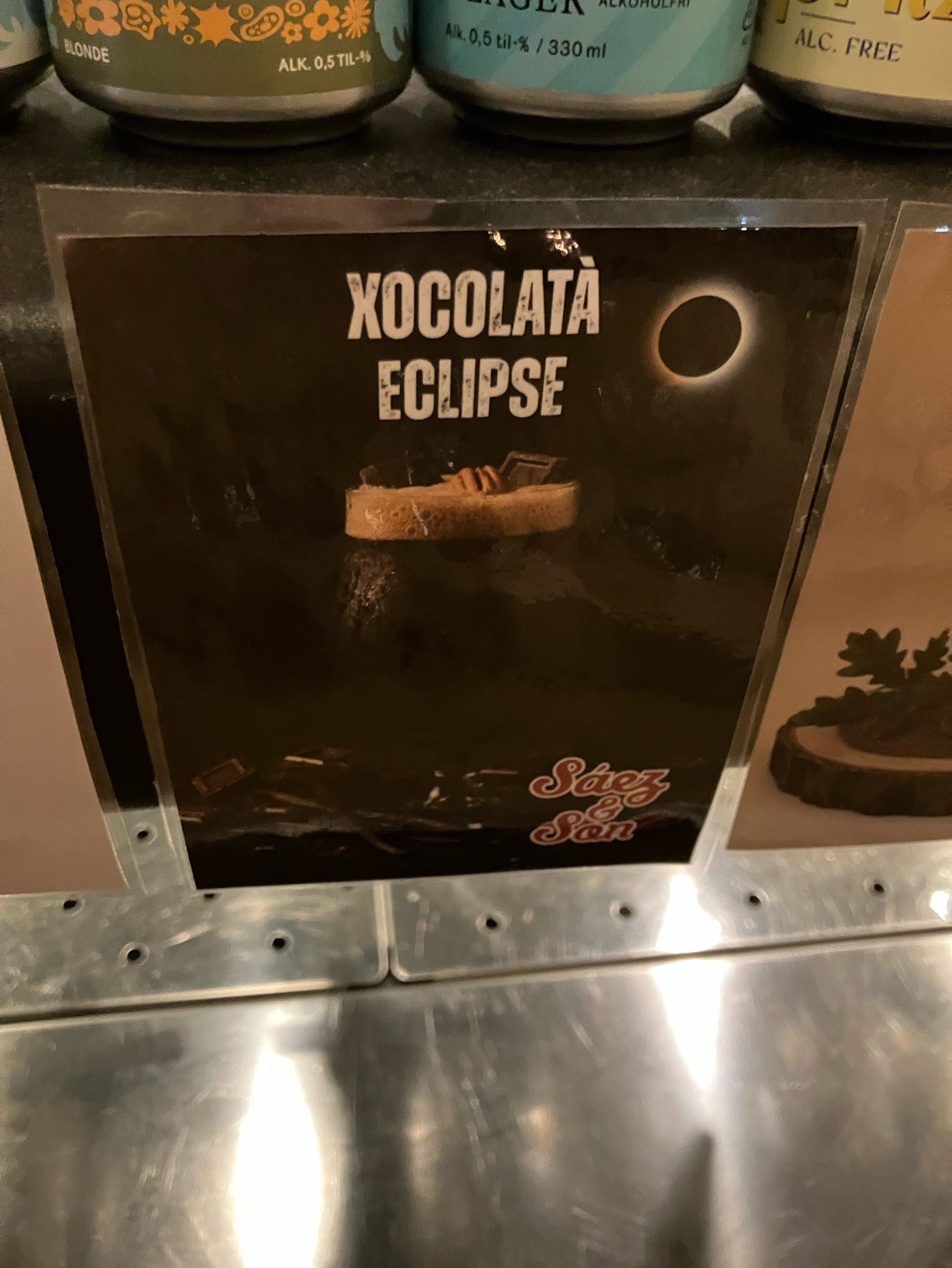 Una Xocolata caliente, Sáez & Son