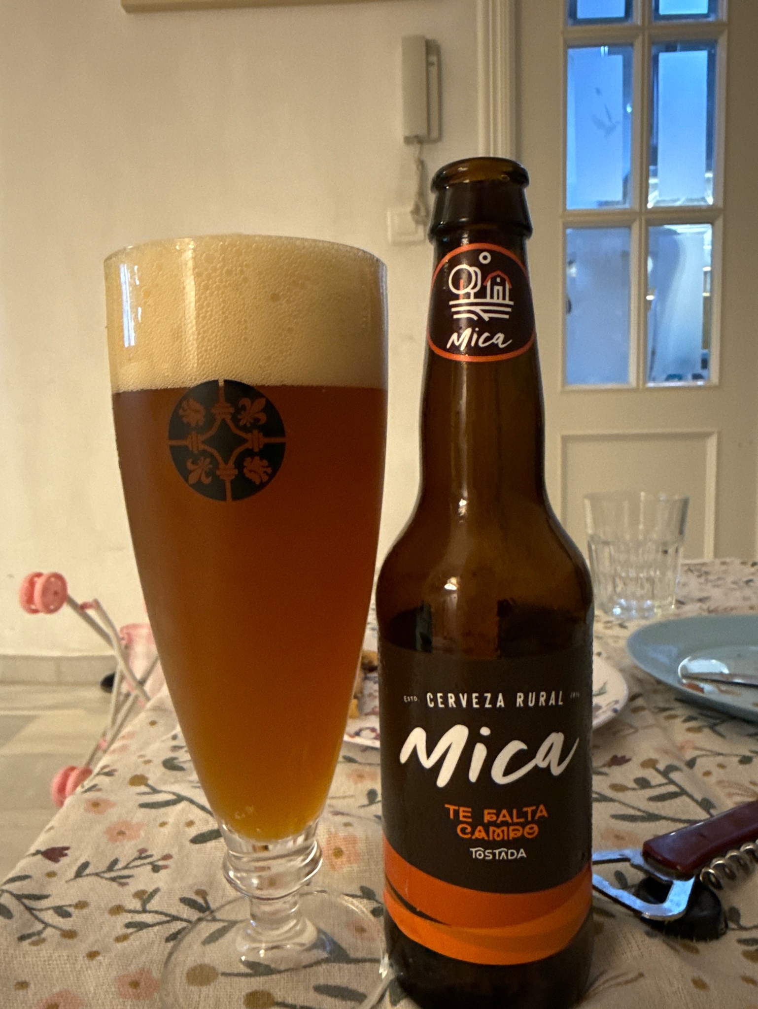 Te Falta Campo Tostada, Cerveza Mica
