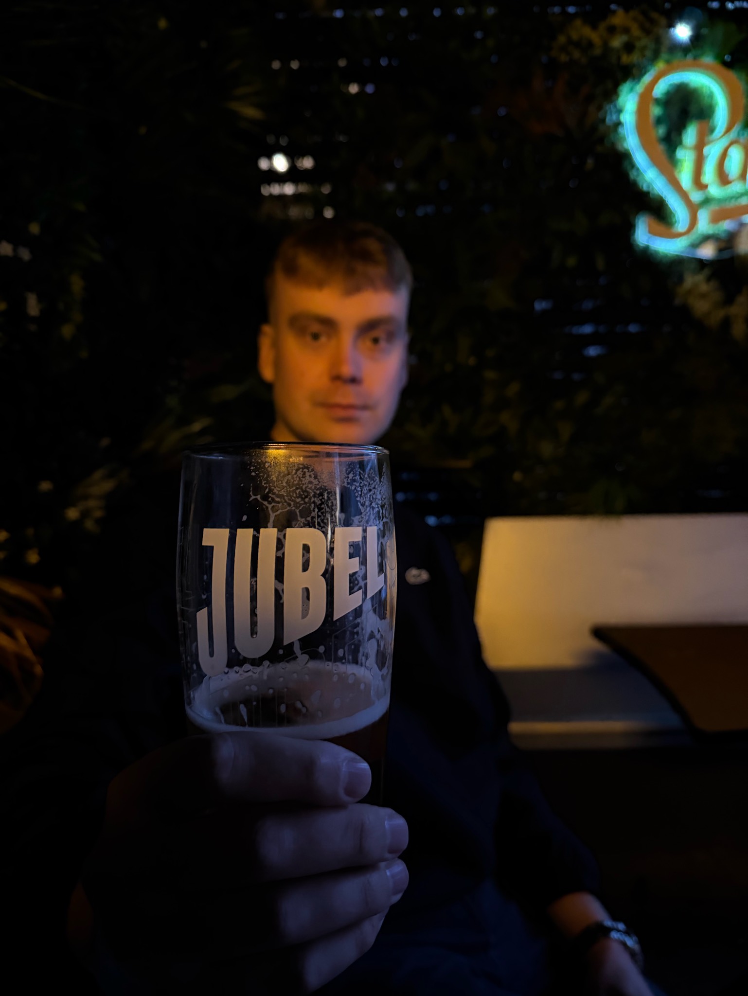 Jubel peach lager, England