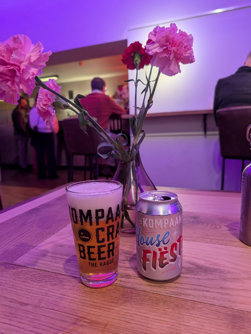 House Fiësta, Kompaan