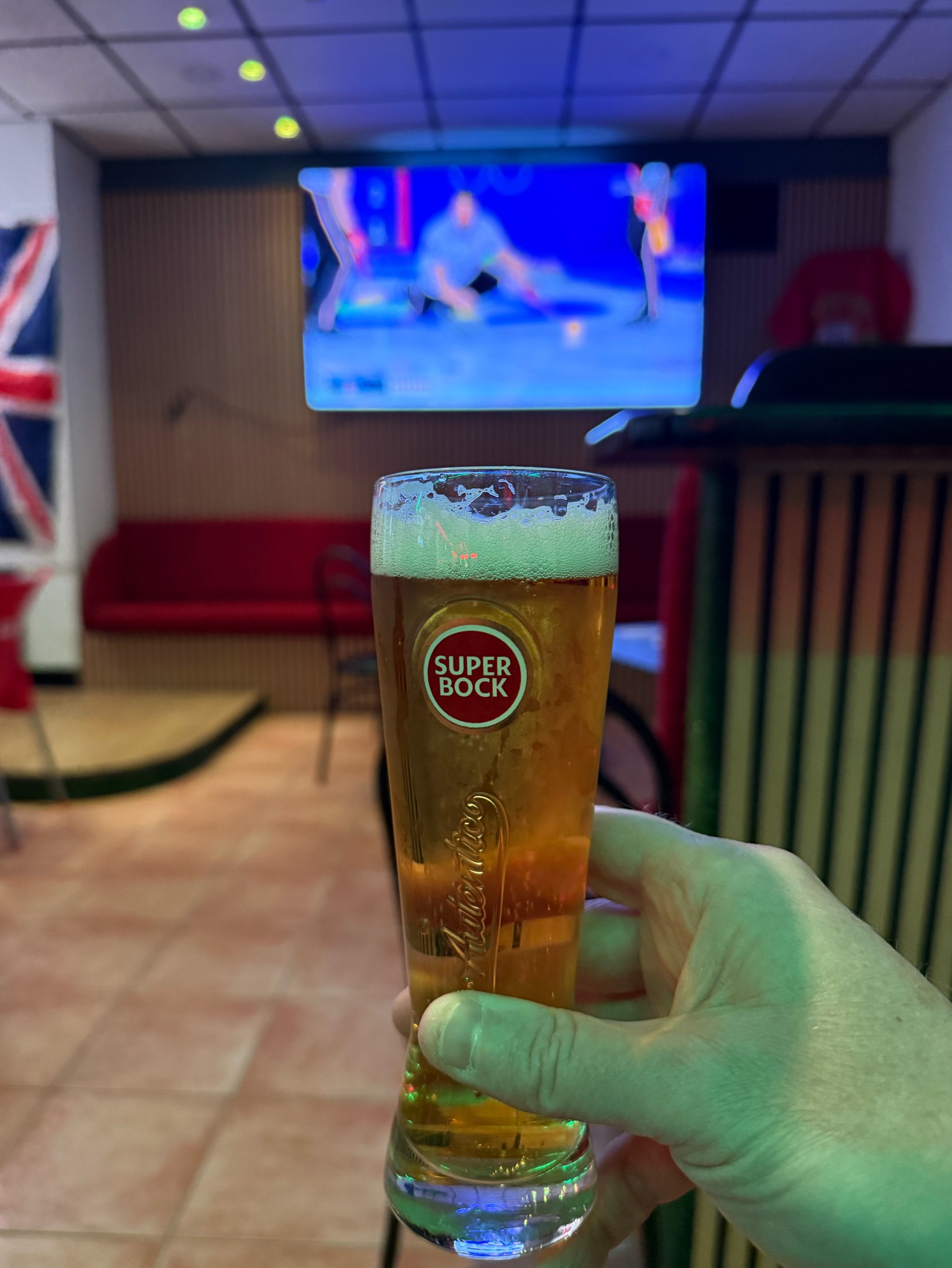 The Wobbly Golfer, Dave's Place - Hole In One Sports Bar