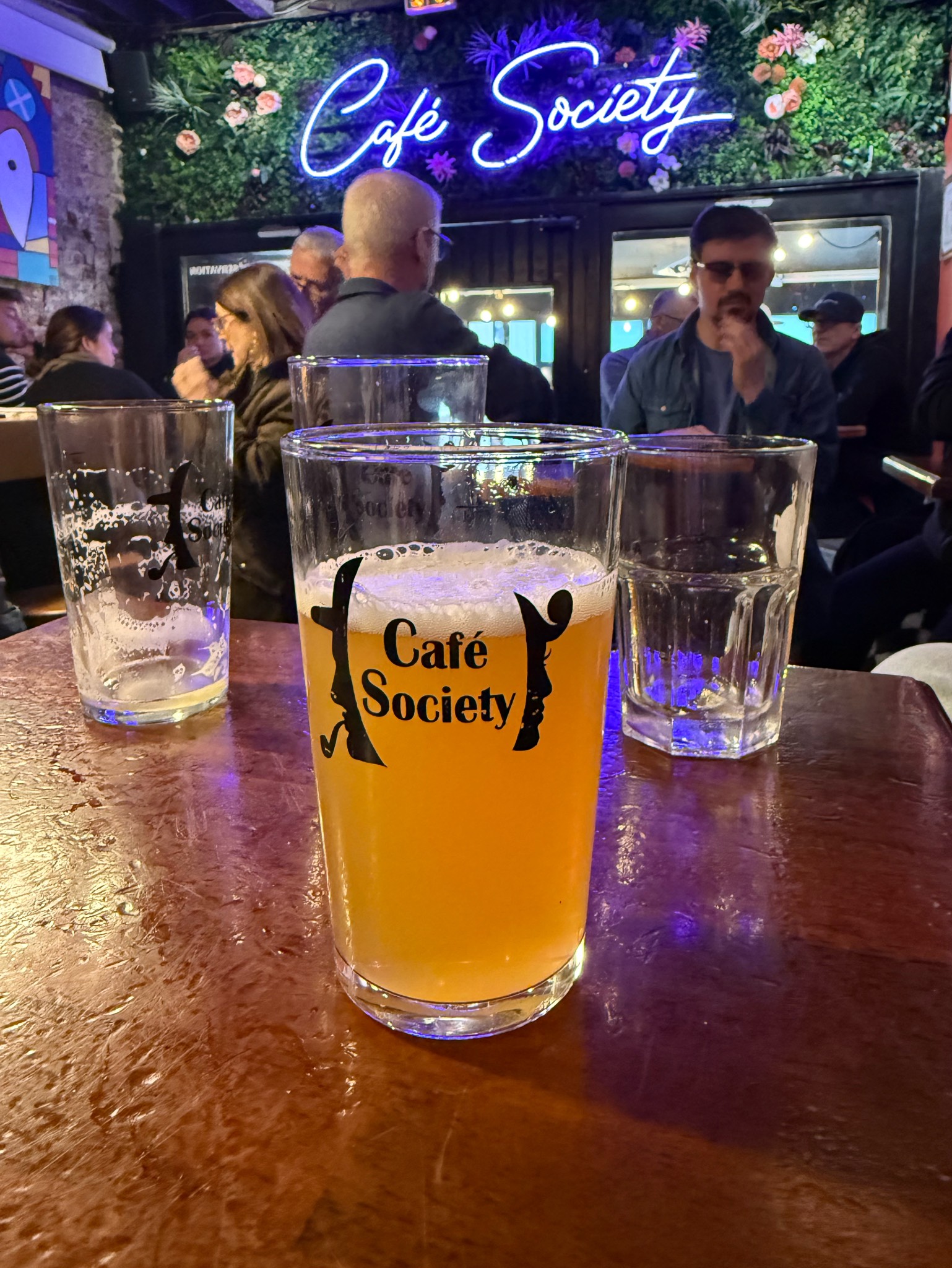 Fauteuse De Troubles, Brasserie Tandem