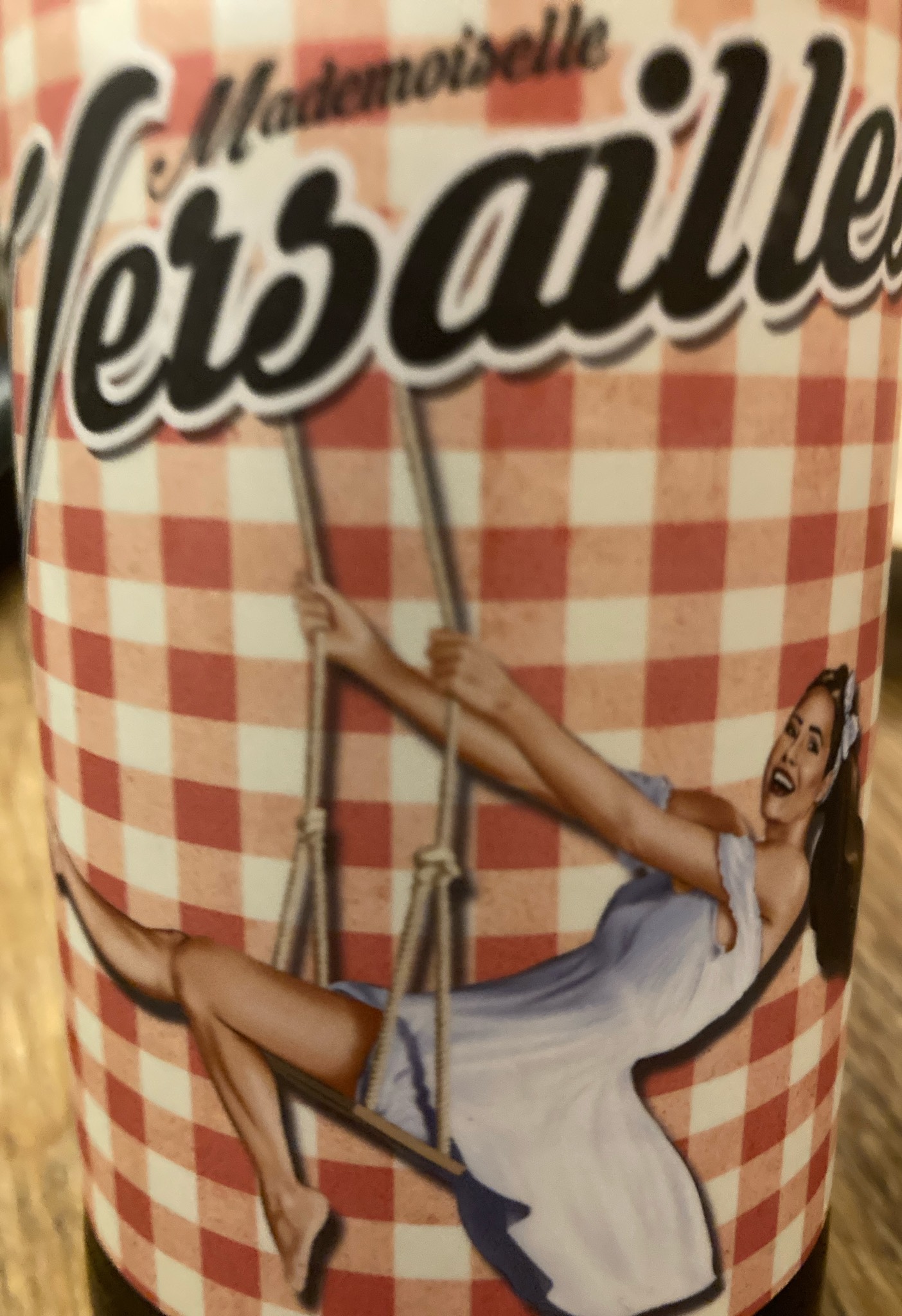 Mademoiselle Versailles Blonde, Distrikt Beer
