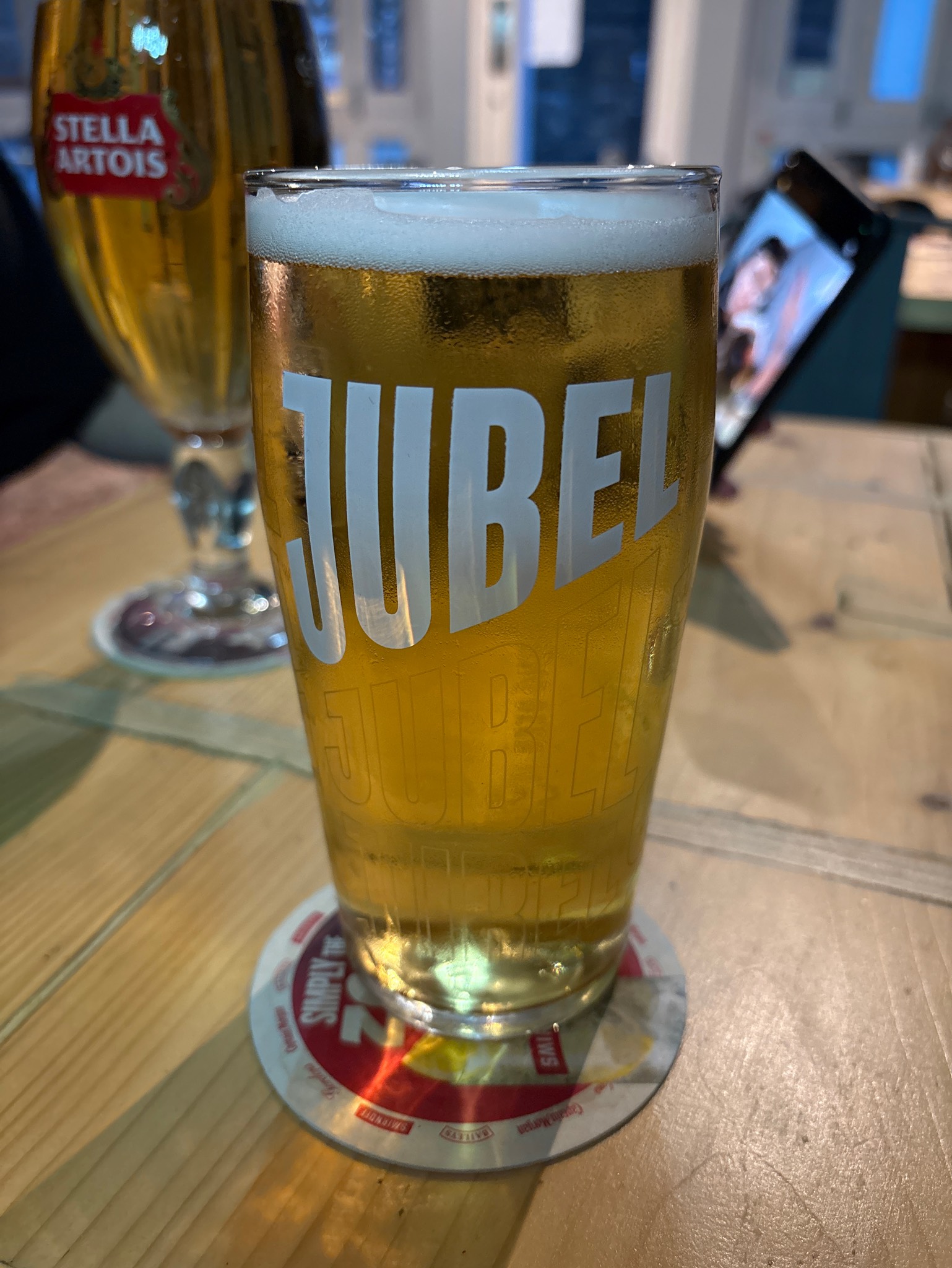 Jubel peach lager, England