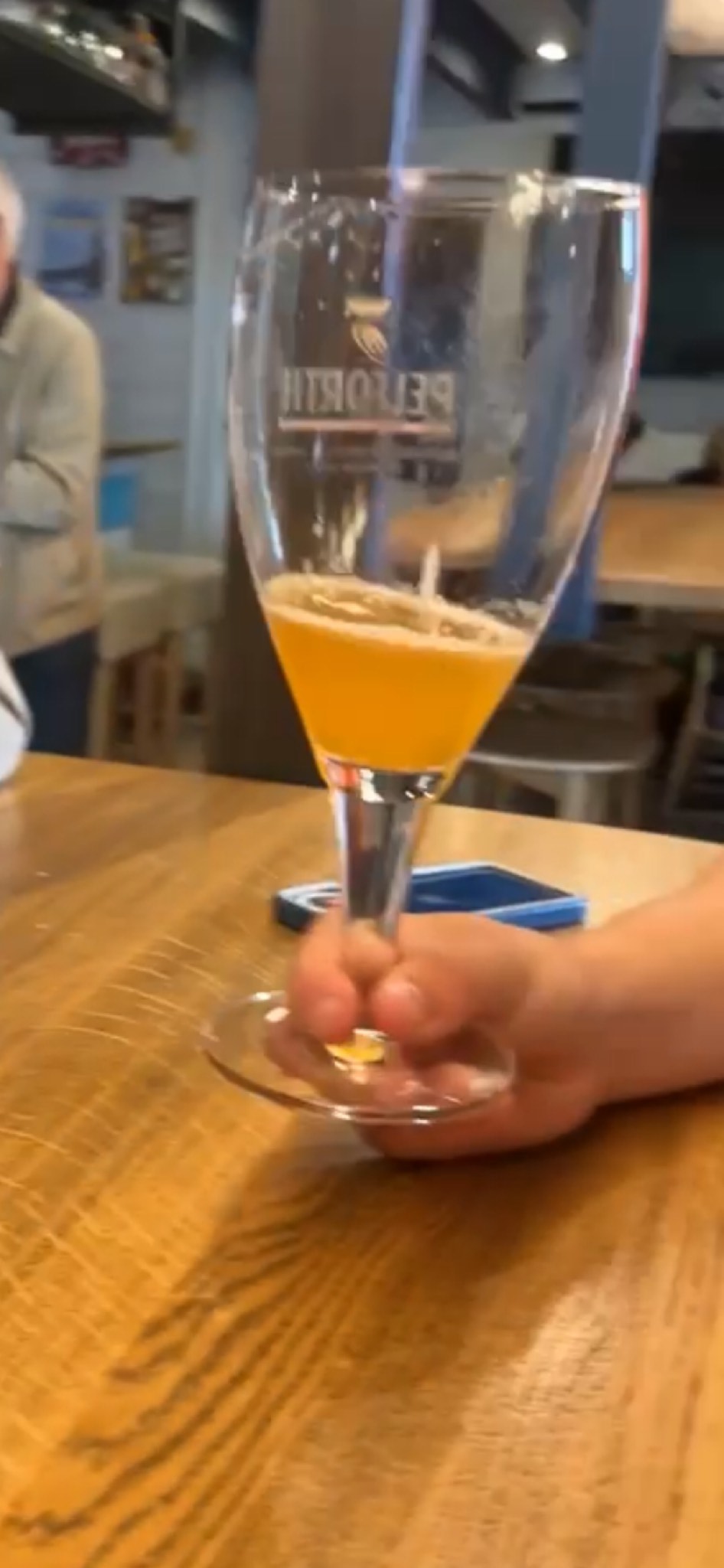 Pélican Blonde, France