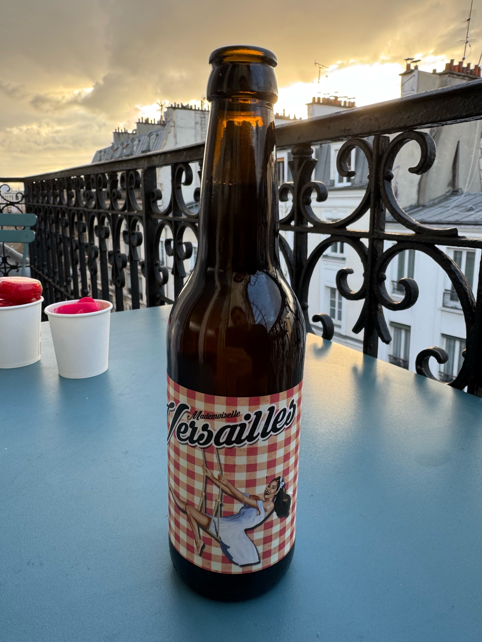 Mademoiselle Versailles Blonde, Distrikt Beer