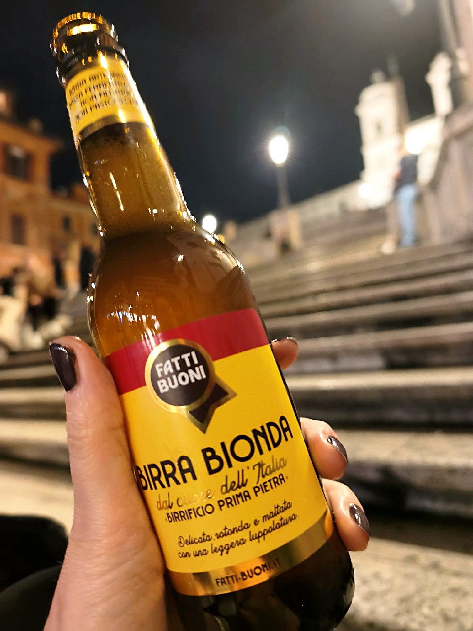 Fatti Buoni Blonde, Prima Pietra