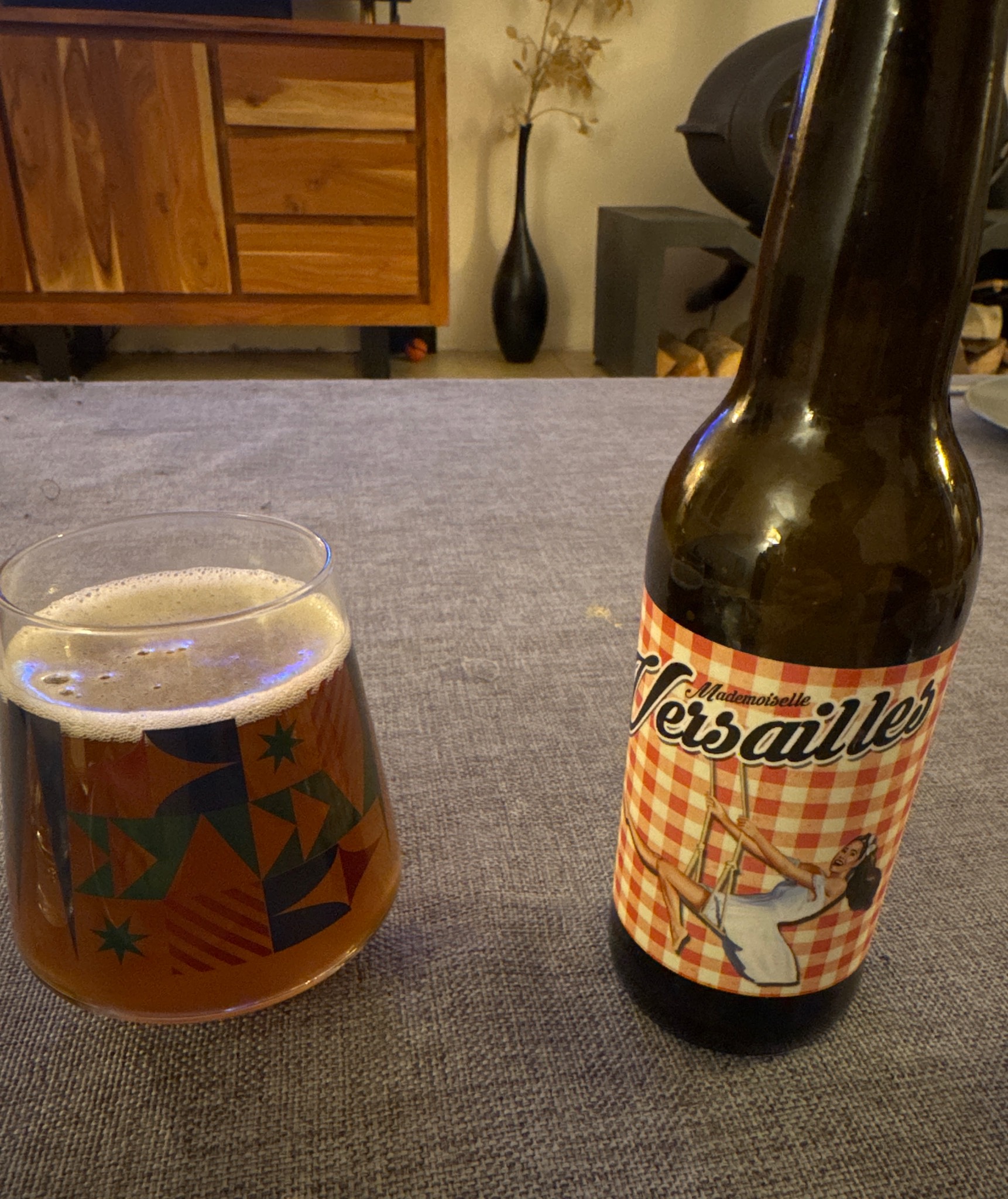 Mademoiselle Versailles Blonde, Distrikt Beer