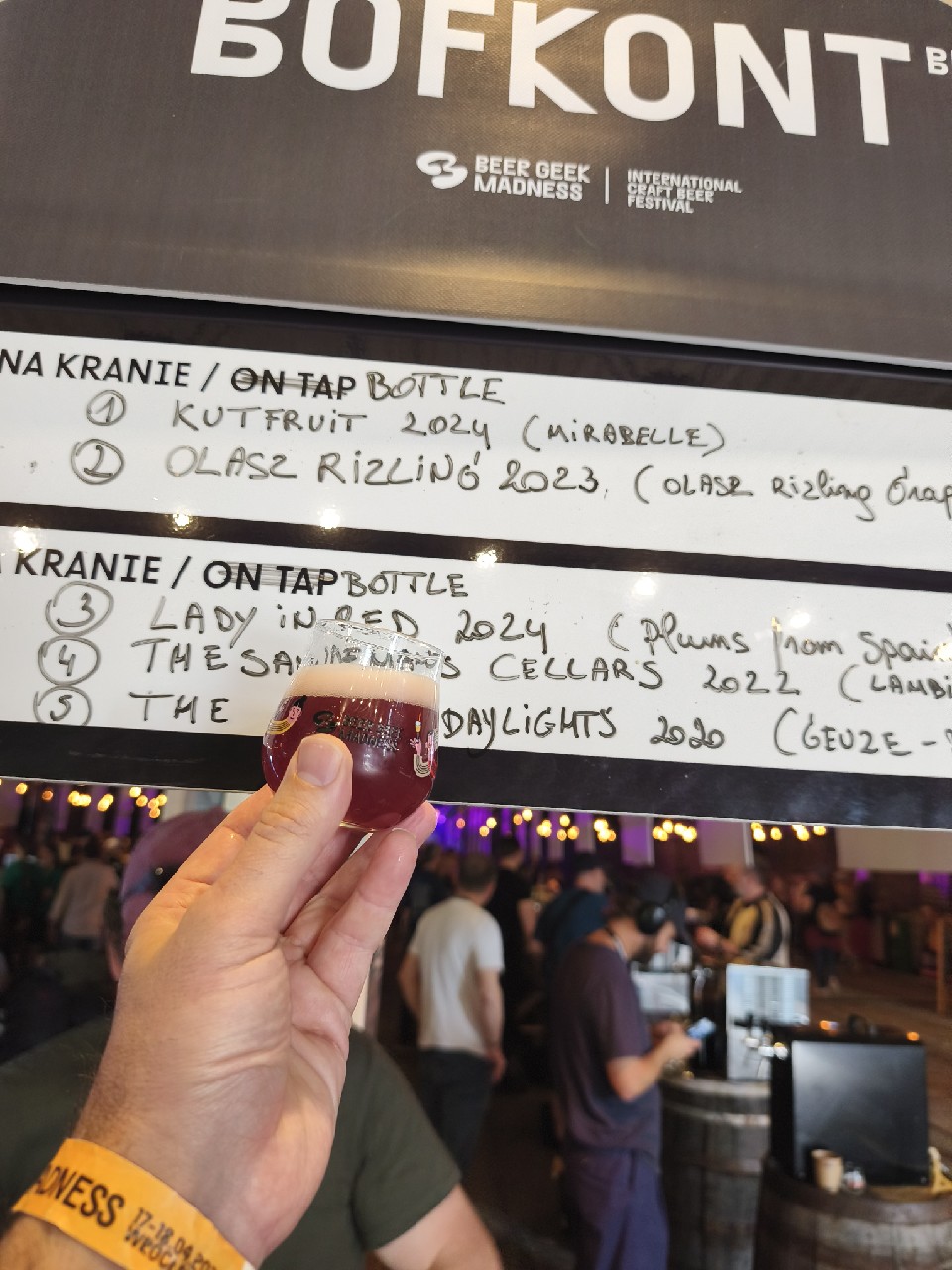 Lady in Red (2024), Bofkont