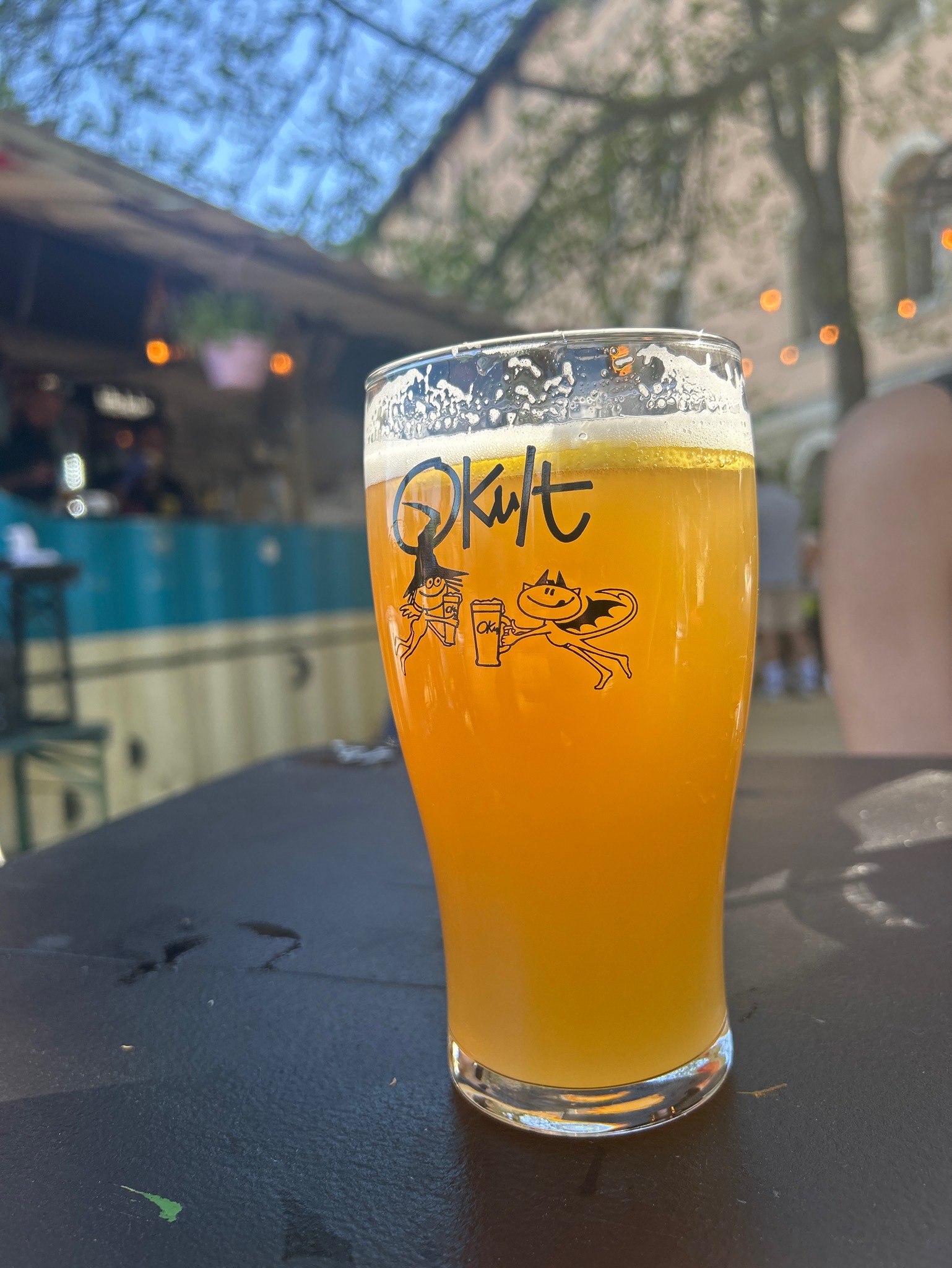 Okult Blanche, Brasserie Simon